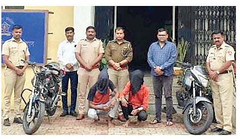 लूटमार करणार्या दोघांना बेड्या ठोकणारे भिगवणचे पोलिस पथक.