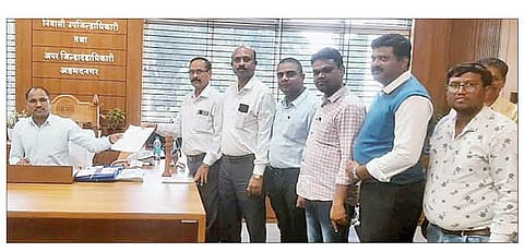 निवेदन देताना महसूल कर्मचारी संघटनेचे पदाधिकारी