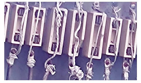 नगर : कोरडगाव हद्दीतील महावितरणचे खांब धोकादायक