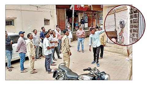 पाथर्डी : वीजचोरी विरोधात विशेष मोहिमेत सहभागी कार्यकारी अभियंता लक्ष्मण काकडे यांच्यासह वीज वितरणचे अधिकारी, कर्मचार्यांचे पथक.