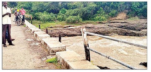 संगमनेर : संगमनेर आणि पारनेर या दोन तालुक्यांना जोडणारा मुळा नदीवरील कठडे तुटलेला पूल.