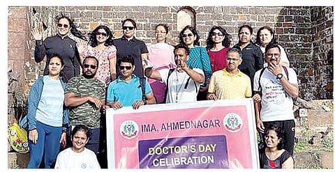 नगर : मांजरसुंबा गडावर स्वच्छता मोहीम राबविणारे आयएमएचे सदस्य. (छाया : समीर मन्यार)