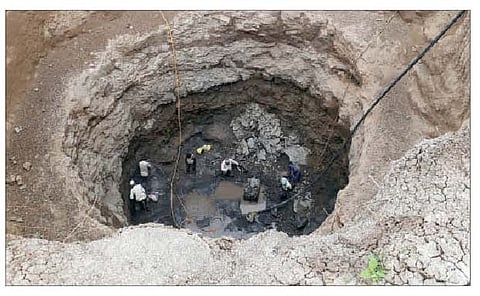 तरडोली येथील शेतकरी बाळकृष्ण भापकर व हर्षवर्धन भापकर यांची पाण्यासाठी खोलवर गेलेली विहीर. (छाया : अशोक वेदपाठक)