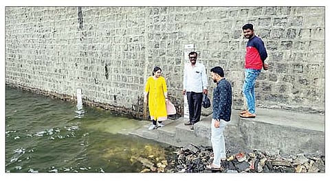 राहुरी : मुळा धरण पाणीसाठा व दरवाजांची पाहणी करताना कार्यकारी अभियंता सायली पाटील, शाखाभियंता शरद कांबळे आदी.