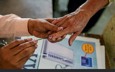 नागपूर : शिक्षक मतदारांचा उत्साह अन मतदानासाठी रांगा!