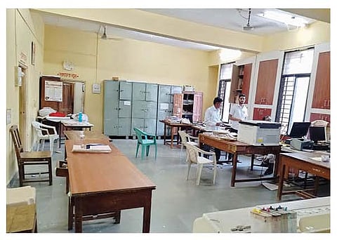 कर्जत : सोमवारी आठवड्याचा बाजारचा दिवस असूनही अवघे दोन कर्मचारी कार्यालयात असल्याचे पहायला मिळाले.