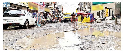 नगर : सर आली धावून, रस्ते गेले वाहून!