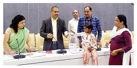 नगर : चिमुरडीच्या हस्ते जि. प. आरक्षण सोडत काढताना जिल्हाधिकारी डॉ. राजेंद्र भोसले, निवासी उपजिल्हाधिकारी संदीप निचित, उपजिल्हाधिकारी उर्मिला पाटील, तहसीलदार वैशाली आव्हाड व नीता देशमुख. (छाया : समीर मन्यार)