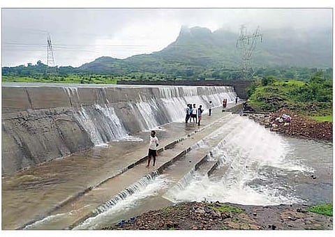 नाणे घाट : येथील रिव्हर्स धबधबा व पाठीमागे किल्ले जीवधन.