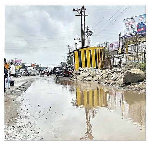 चाकण (ता. खेड) परिसरात पुणे-नाशिक महामार्गालगतच्या सेवारस्त्यावर साचलेले पावसाचे पाणी. (छाया : अविनाश दुधवडे, चाकण)