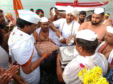 सराटी (ता. इंदापूर) येथे नीरा नदी पात्रात तुकाराम महाराज पादुकांना नीरा स्नान विधी घालण्यात आला. (छाया : राजेंद्र कवडे देशमुख)