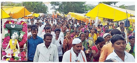 नेवासा H एकादशीनिमित्त भाविकांची झालेली मांदियाळी. इनसेट : पैस खांबाचे छायाचित्र. (छाया : कैलास शिंदे)