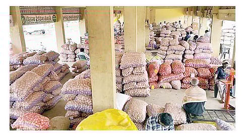 चाकण मार्केटमध्ये बुधवारी (दि.27 ) कांद्याची झालेली आवक. (छाया : अविनाश दुधवडे, चाकण)