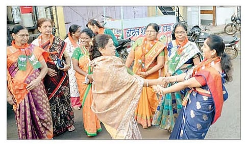 नगर ः ओबीसी आरक्षण पूर्ववत झाल्यानंतर भाजप महिला आघाडीच्या पदाधिकार्यांनी फुगडी खेळून आनंद व्यक्त केला. (छाया ः समीर मन्यार)