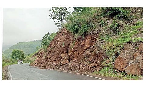 पोखरी घाटात कायमस्वरूपी ठोस उपाययोजना करून धोकादायक दरडी काढून टाकाव्यात, अशी मागणी होत आहे.
