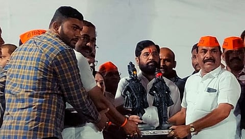 पुणे येथे मुख्यमंत्र्याचा सत्कार