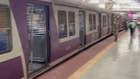 लोकलमध्ये पुन्हा तरुणीचा विनयभंग!; वांद्रे-गोरेगावदरम्यान प्रकार