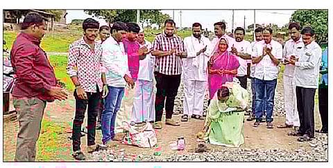 रस्त्याच्या कामाचा शुभारंभ करताना सरपंच