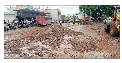राजगुरुनगर बसस्थानक आवारातील खड्डे बाबाजी काळे यांनी मुरूम टाकून बुजवून टाकले.