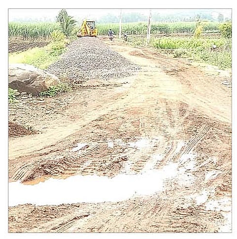 वाणेवाडी ते मळशी या रस्त्याचे ऐन पावसाळ्यात सुरू असलेले काम.