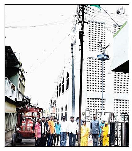 कर्जत ः ग्रामदैवत गोदड महाराज रथ मार्गावर विजेच्या खांबाचा अखेर दूर करण्यात झाला.