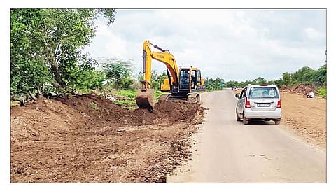 श्रीगोंदा : आढळगाव ते जामखेड या राष्ट्रीय महामार्गाच्या कामासाठी रस्ता उकरण्यात येत आहे.(छाया : अमोल गव्हाणे)