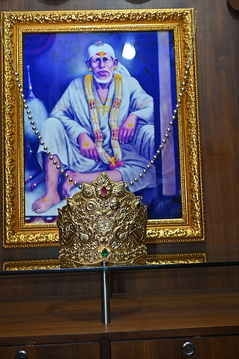 नगर : साई चरणी ३३ लाखाचा हिरेजडित सुवर्ण मुकुट