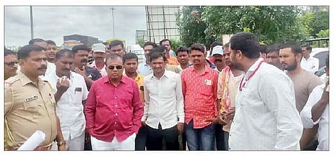 टोलनाक्यावर जय संघर्ष वाहनचालक सामाजिक संस्थेच्या कार्यकर्त्यांनी केलेले आंदोलन.