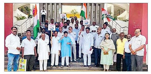 श्रीरामपूर : येथील काँग्रेसच्या वतीने प्रांताधिकारी कार्यालयासमोर केंद्र सरकारच्या विरोधात आंदोलन करताना काँग्रेस पदाधिकारी व कार्यकर्ते.