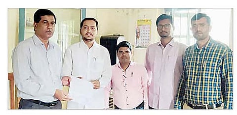 नगर : शिक्षणाधिकारी अशोक कडूस यांना निवेदन देताना वैभव सांगळे, सचिन कोटमे, सुशील नन्नवरे, कविराज बोटे, अरुण इघे आदी.