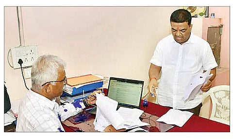 नगर : नगर-जामखेड मार्गावर गतिरोधक बसविण्याची कार्यवाही होत नसल्याने जनआधारचे अध्यक्ष प्रकाश पोटे यांनी अभियंत्यावर शाई फेकली.