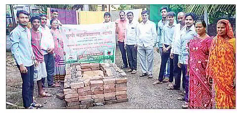 संगमनेर : लोणीच्या कृषी महाविद्यालयाच्या विद्यार्थ्यांनी शून्य ऊर्जेवर आधारित शीतकक्ष बनवून शेतकर्यांना प्रात्यक्षिक करून दाखविले.