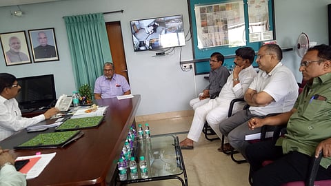 साखर आयुक्त शेखर गायकवाड यांच्याशी चर्चा करताना राजू शेट्टी