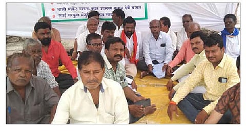 नगर : शेवगावात विविध पक्षांचे धरणे