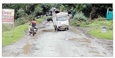 संगमनेर : शिबलापूर ते पानोडी रस्त्यावर ठिकठिकाणी पडलेले खड्डे.