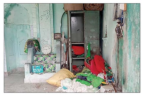 पाथर्डी : माणिकदौंडी येथील बलखंडीबाबाच्या मंदिरातील कपाटाची चोरट्यांकडून उचकापाचक करण्यात आली. (छाया : अमोल कांकरिया)