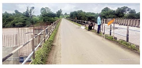 पुलावरील तुटलेले लोखंडी पाईप दुरुस्तीचे सुरू असलेले काम. ( छाया : साहेबराव लोखंडे)