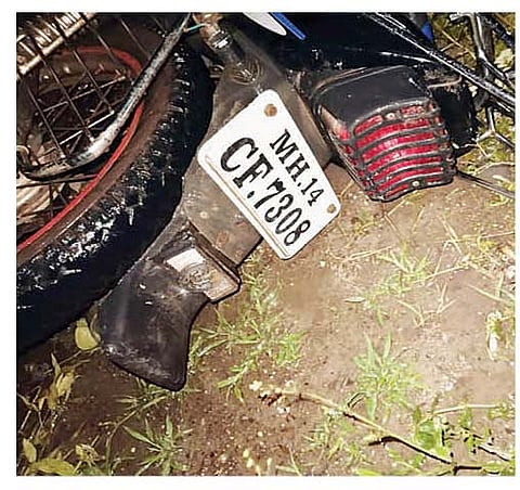 निमगाव म्हाळुंगी येथे झालेल्या अपघातात दुचाकीचे झालेले नुकसान.