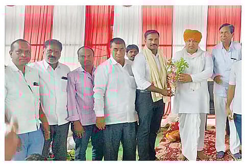 नेवासा : पोलिस उपनिरीक्षकपदी निवड झाल्याबद्दल सुरेगाव येथील शिक्षक किशोर जाधव यांचा सत्कार करताना उद्धव महाराज मंडलिक.