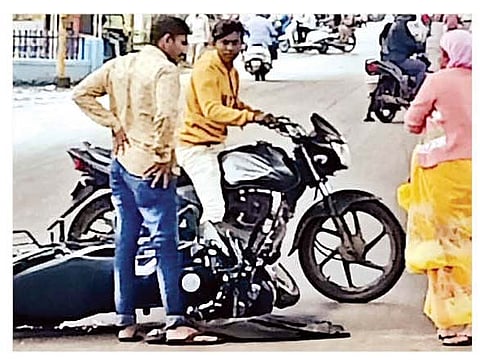 नगर : उड्डाणपुलाखाली चिखल; दुचाक्यांचे अपघात