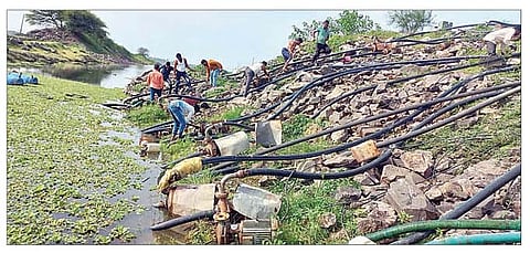 उजनीकाठच्या परिसरातील विद्युत पंप सुरक्षित ठिकाणी ठेवण्यासाठी शेतकर्यांची धावपळ होत आहे.