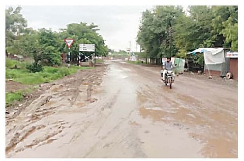 पुणे : उंडवडी-सुपे रस्ता चिखलमय