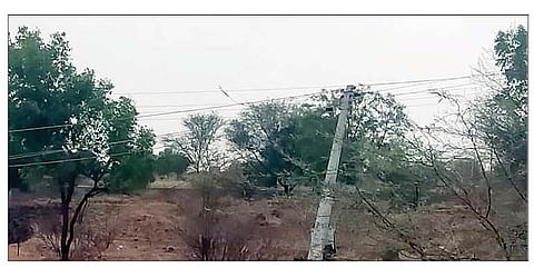 विजखांब कोसळले