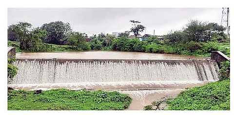 वेळ नदीवरील कुरवंडी येथील पहिला बंधारा भरून वाहू लागला आहे.