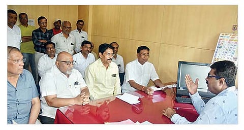 नगर : वस्तू व सेवा कर भवन येथे राज्य कर उपायुक्त मनोज मगर यांना निवेदन देऊन चर्चा करताना शहरातील व्यापारी. (छाया : समीर मन्यार)