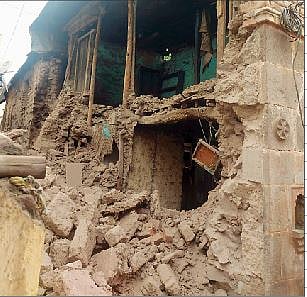 पुणे : शंभर वर्षे जुन्या वाड्याची धोकादायक भिंत कोसळली