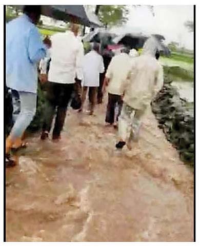 बारे खुर्द स्मशानभूमीकडे जाण्यासाठी रस्ता नसल्यामुळे पावसाळ्यात नागरिकांना त्रास सहन करावा लागतो.