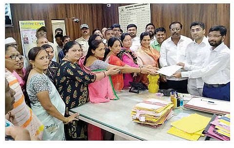 नगर : आयुक्त डॉ. प्रदीप जावळे यांना निवेदन देताना आ.संग्राम जगताप. समवेत कुमार वाकळे, विजय गव्हाळे व प्रभाग 15 मधील नागरिक.