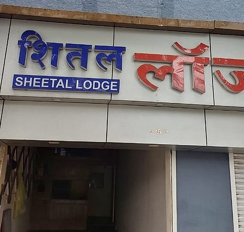 लॉजमध्ये तरुणीचा गळा चिरलेल्या अवस्थेत मृतदेह आढळला