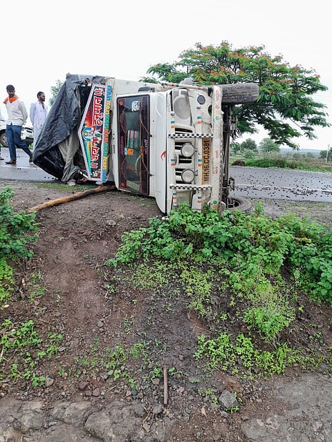 पाथर्डी : विठ्ठलाचे दर्शन घेऊन परतणाऱ्या वारकऱ्यांच्या गाडीला अपघात, एक ठार तर तीन गंभीर